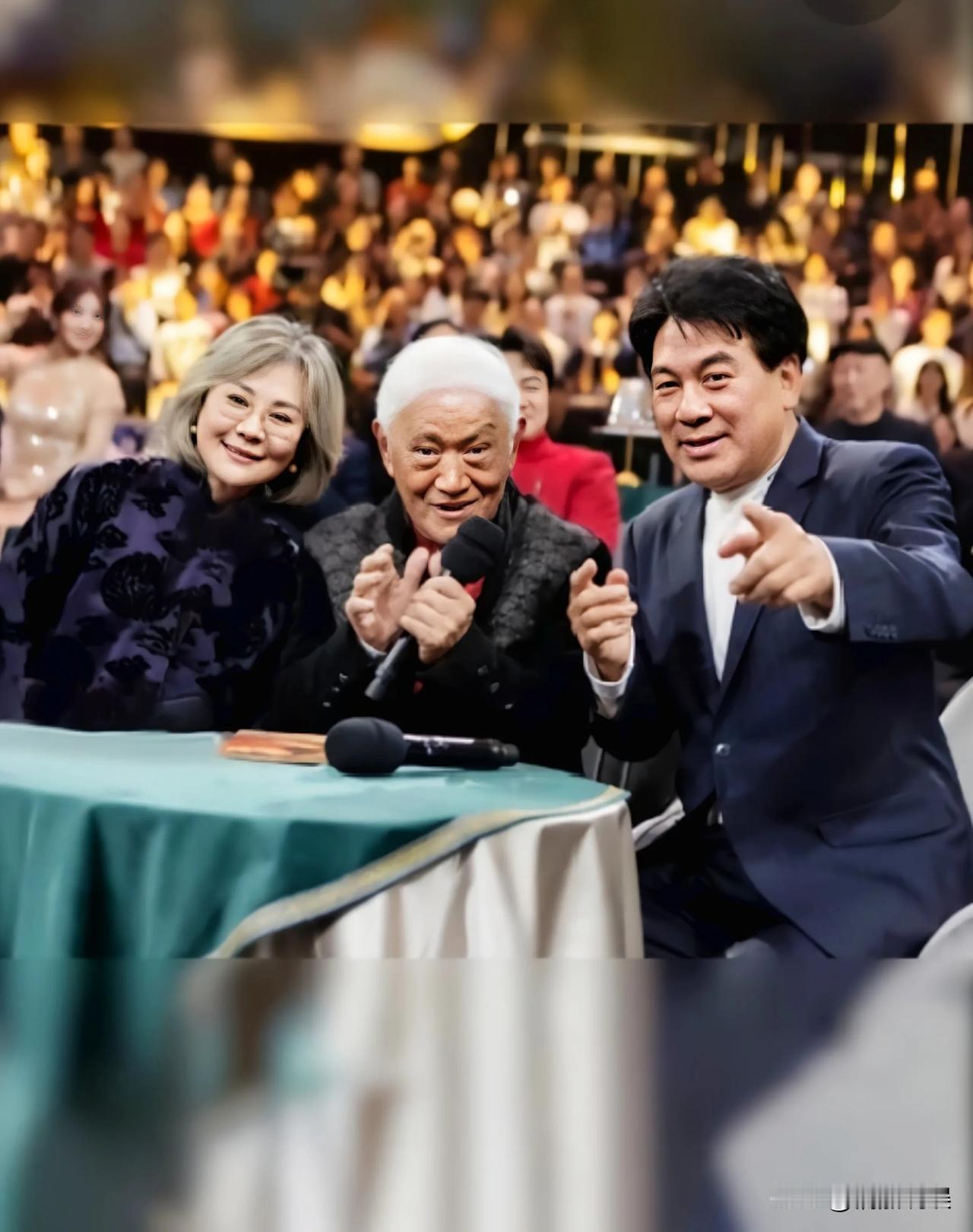 这三人同框了，满满的回忆杀啊！
电影《牧马人》的主演，丛珊，朱时茂还有老戏骨牛犇