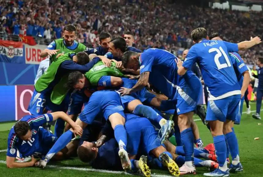 世欧预附加赛决赛，波黑“点杀”意大利。
“蓝衣军团”意大利队，在客场经过点球大战