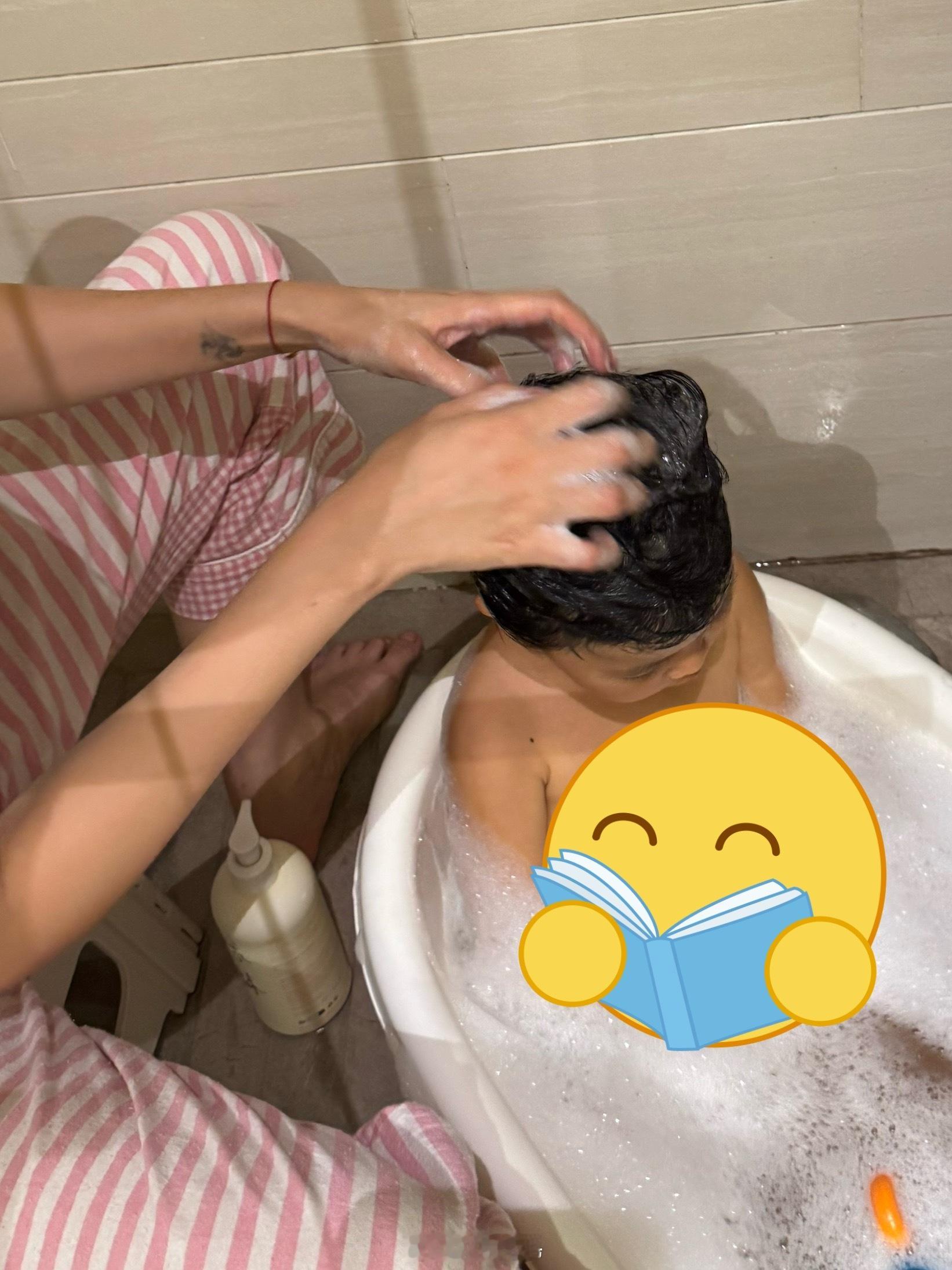 几乎是一瞬间就掌握了洗头的方式冲水时让孩子仰在浴盆上就行 球宝评价：妈妈洗头不会