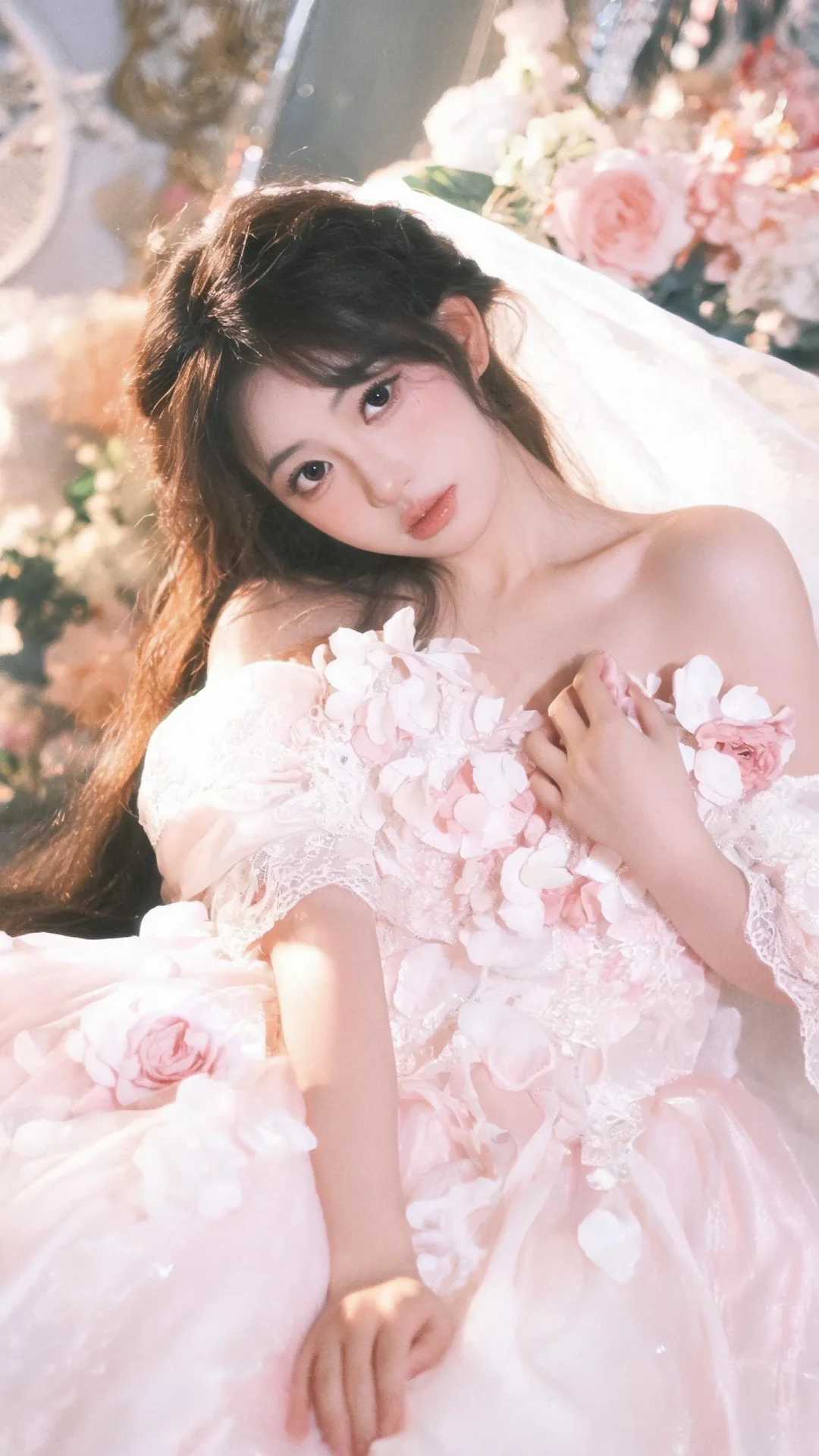ccd摄影，美人，怪诞奢华少女风格，端庄优雅漂亮花瓣元素，服装造型精致...