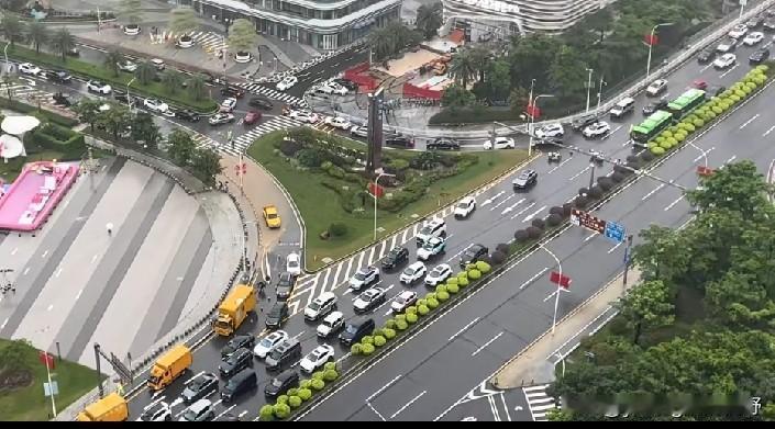 广州南沙区进港大道与凤凰大道的交汇口处，每当下大雨的时候就容易形成一处水浸点。从