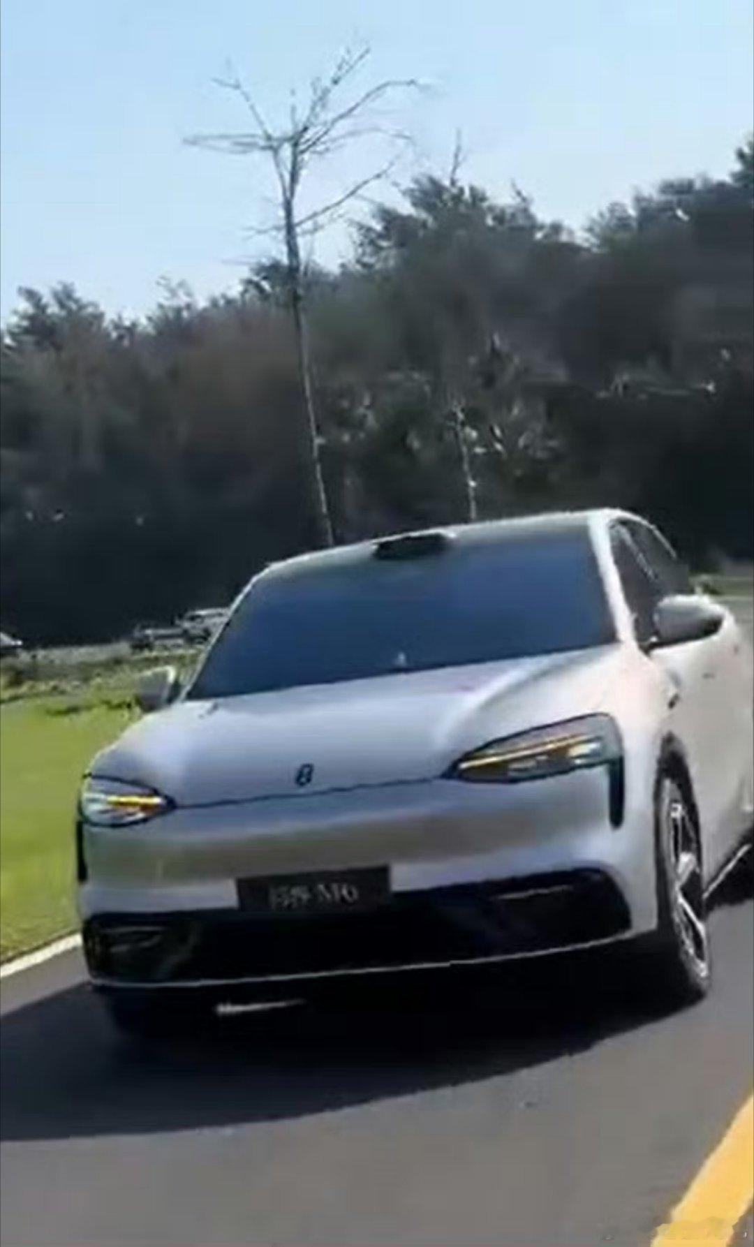 鸿蒙智行问界M6银色实车现身这个银色问界M6属实有点帅，卖爆无疑了，你说帅不帅？