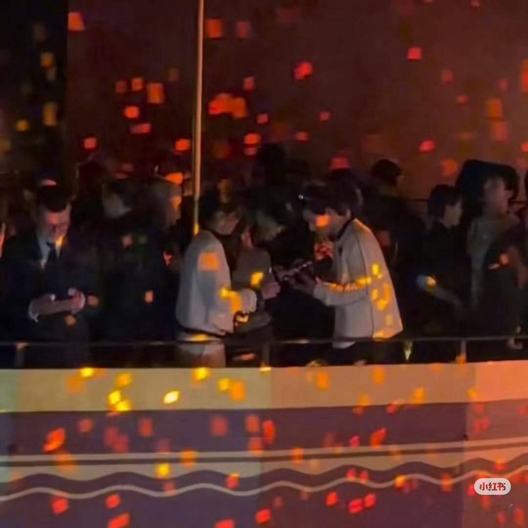 王一博教辛芷蕾帮他拍照📷，蹲蹲用谁手机拍的，什么时候放出来