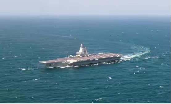 台军那张照片我看过——典型F-16V挂载"狙击手"Sniper吊舱拍出来的黑白红