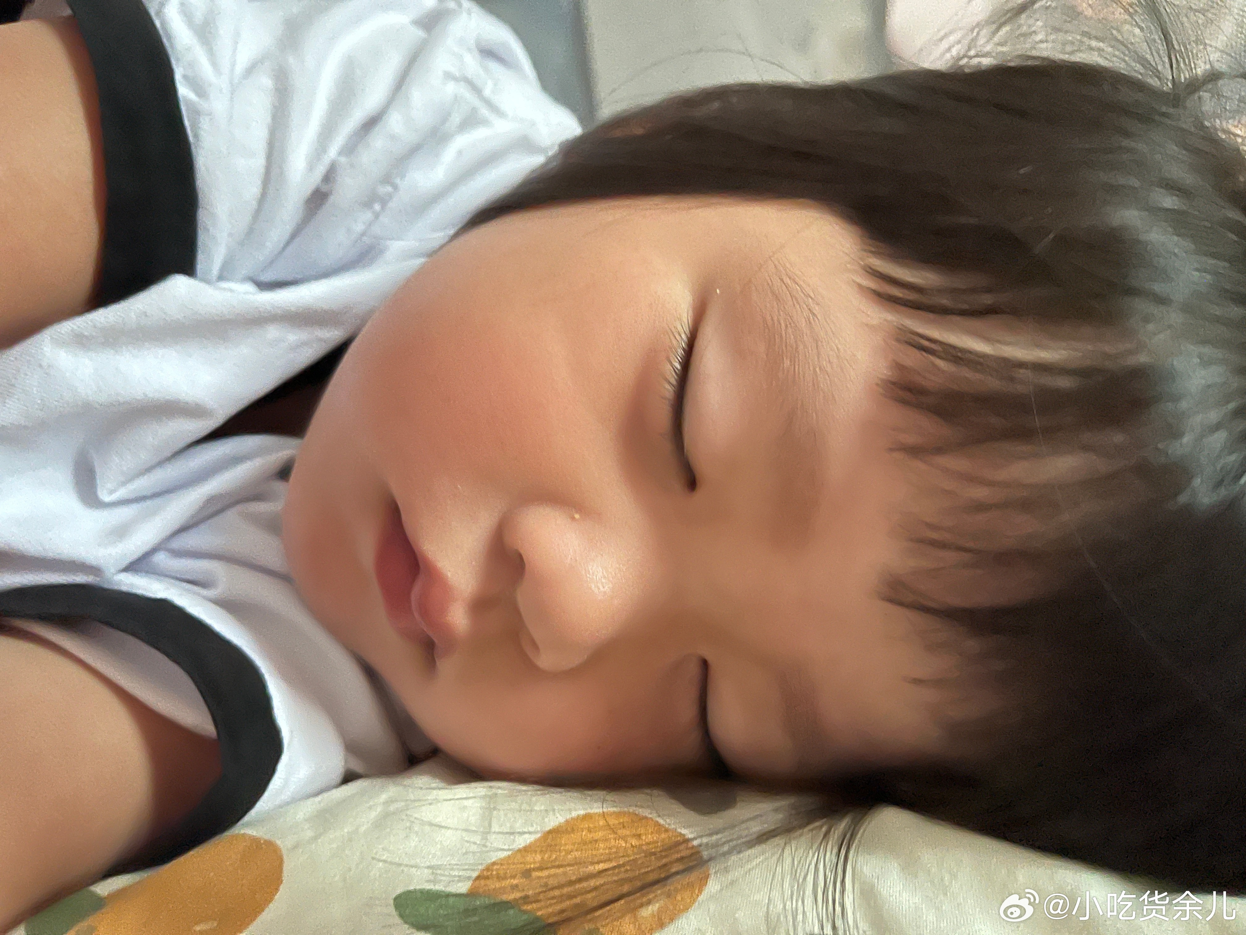 还在睡小猪觉，好可爱啊！何老师维嘉好六哭了