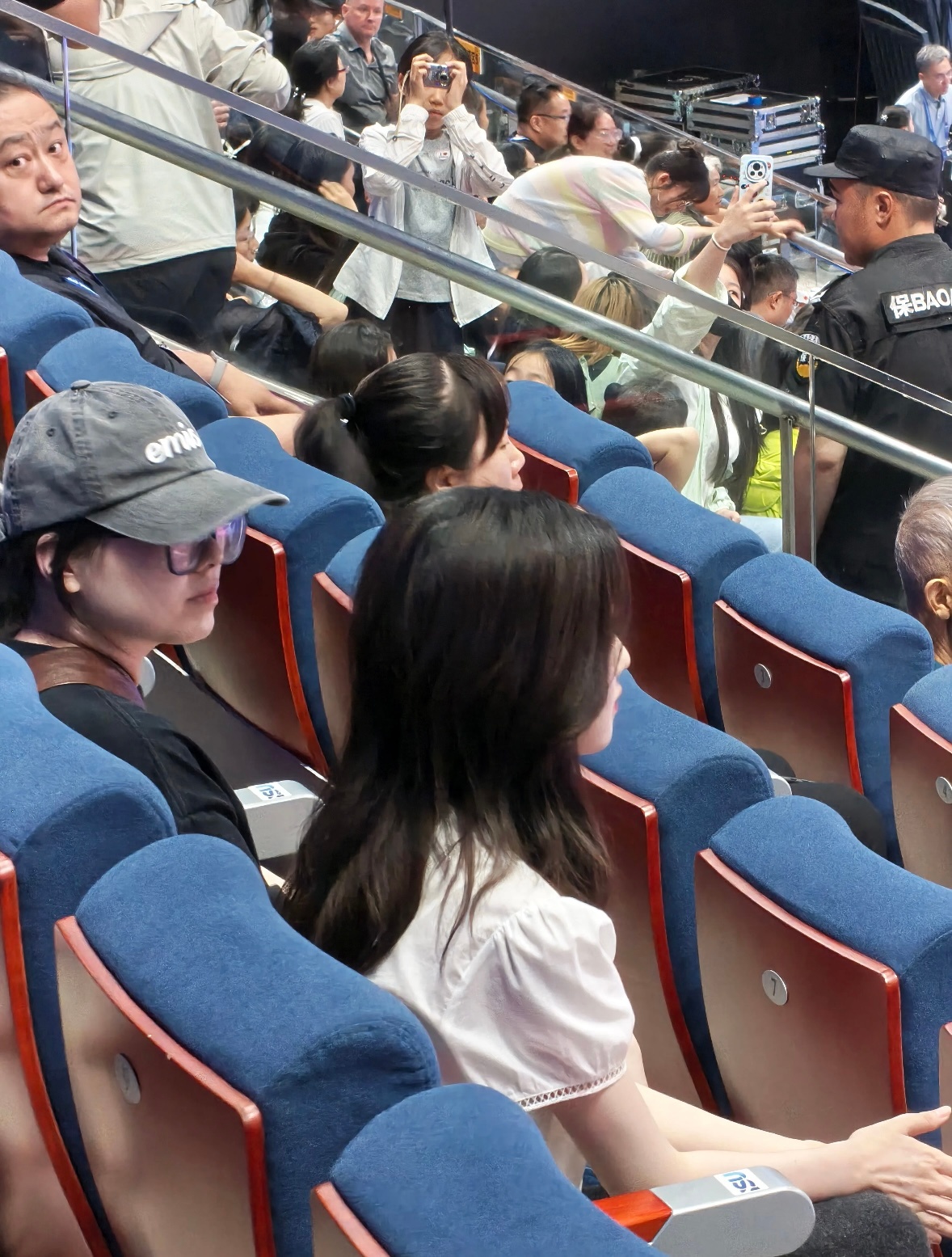 侧脸奶呼呼 手好好梦吧 