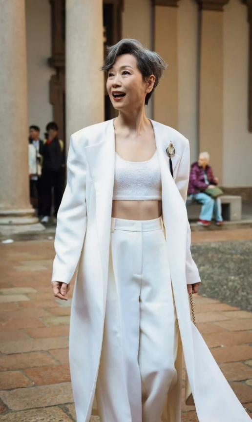 叶童不愧是模特出身，即使后来当了演员也一直维持自己的身材管理。六十多岁的人，气质