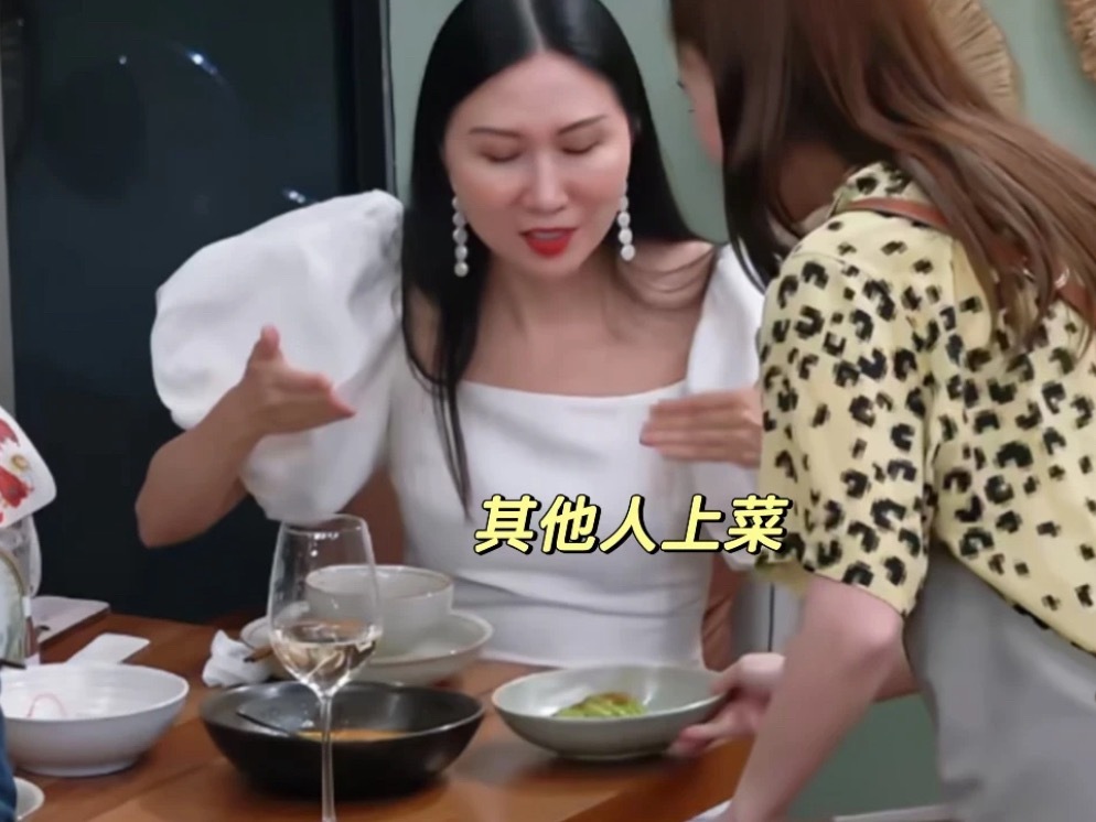 少奶奶拿东西vs其他人拿东西少奶奶真的不是拿了捣蛋鬼的剧本吗？难以想象一个正常人