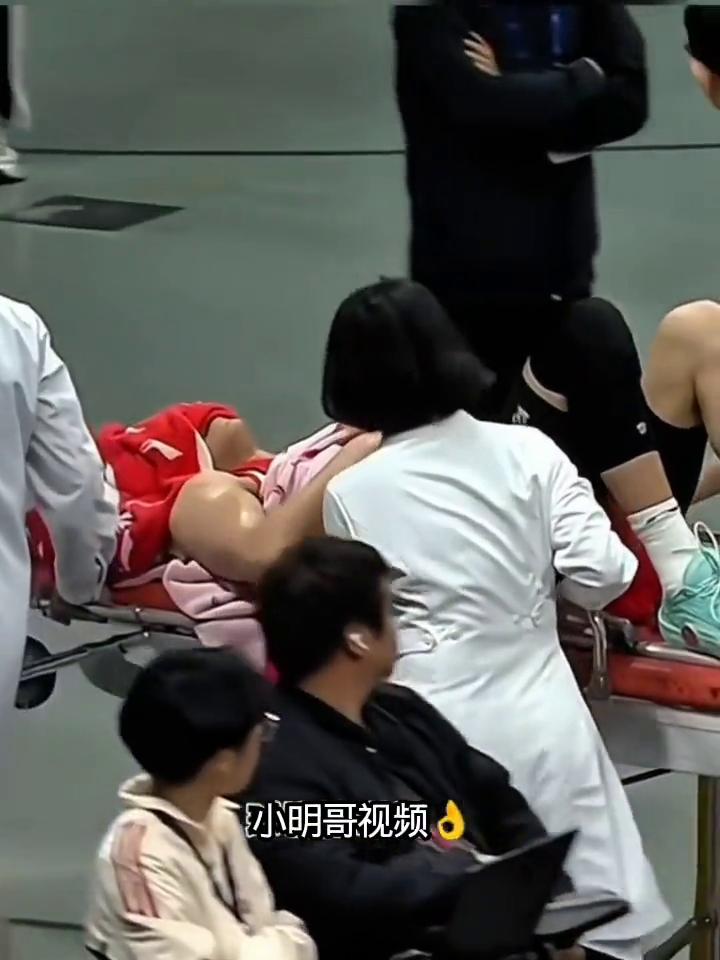 文字记者席：外轮上了担架被泰迪出场。
小明哥视频。