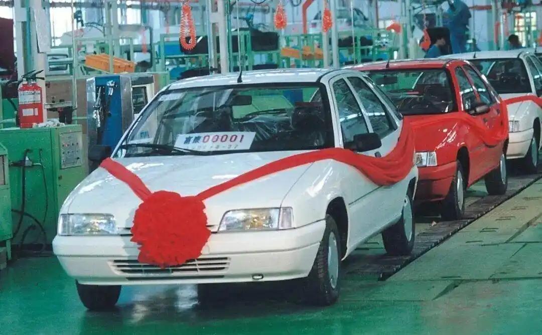 历史上的今天：神龙富康正式下线
1992年9月4日，第一台国产神龙富康在襄樊工厂