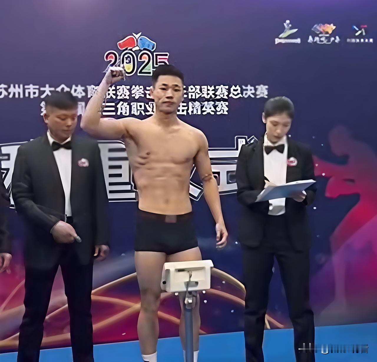 🔥扬州职大学子太燃了！KO喀麦隆拳王，世界排名飙升500位！
 
谁能想到，扬