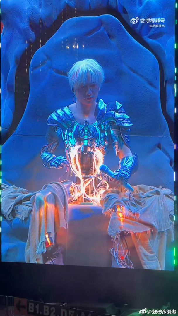 薛之谦与薛之谦Ai机器人共唱骆驼 现场观众集体懵圈！从薛之谦到AI机器人，披风掉
