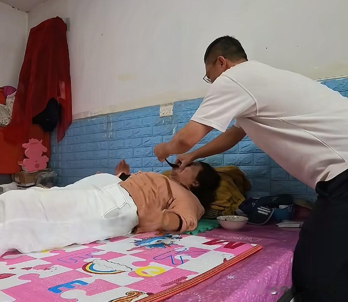 小故事！
    自从 大壮离婚后，他心里还算平静，但是 最近赵壮他又有点烦心事