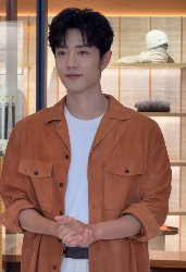 肖战橙色外套卷毛造型卷毛肖战秒变青春男大 今天的肖战在澳门线下活动身穿橙色外套卷