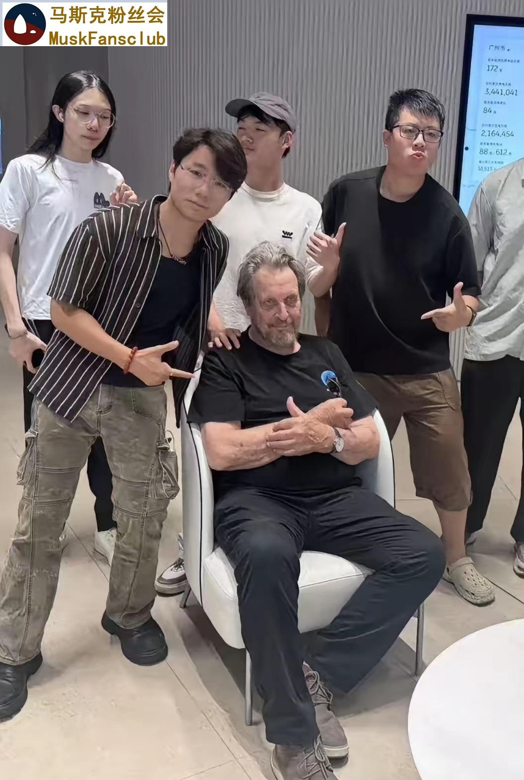 这几天，
马斯克的爸爸，
在中国。
这才是真的，
马爸爸。
哈哈哈哈