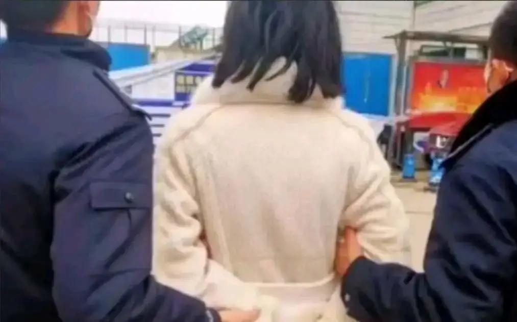 “没想到她竟潜伏了27年，”2021年，江西樟树一名幼儿园老师被警方逮捕，她曾深