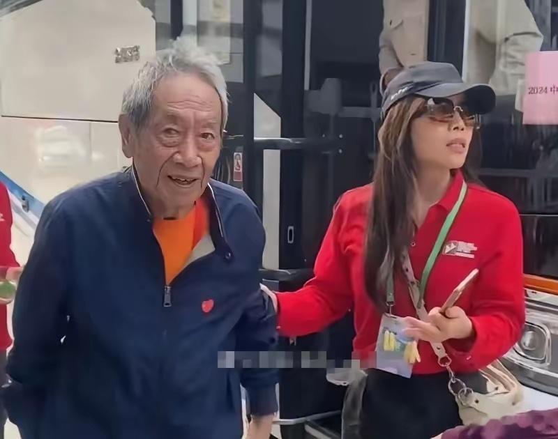 王奎荣与老婆相差37岁，真不知道她老婆图啥？王奎荣身体出现下滑的年龄娶了她，也是
