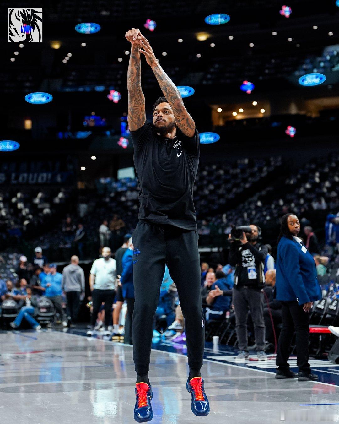 对阵灰熊的首发阵容出炉。布兰登·威廉姆斯、克里斯蒂、弗拉格、PJ华盛顿、加福德。