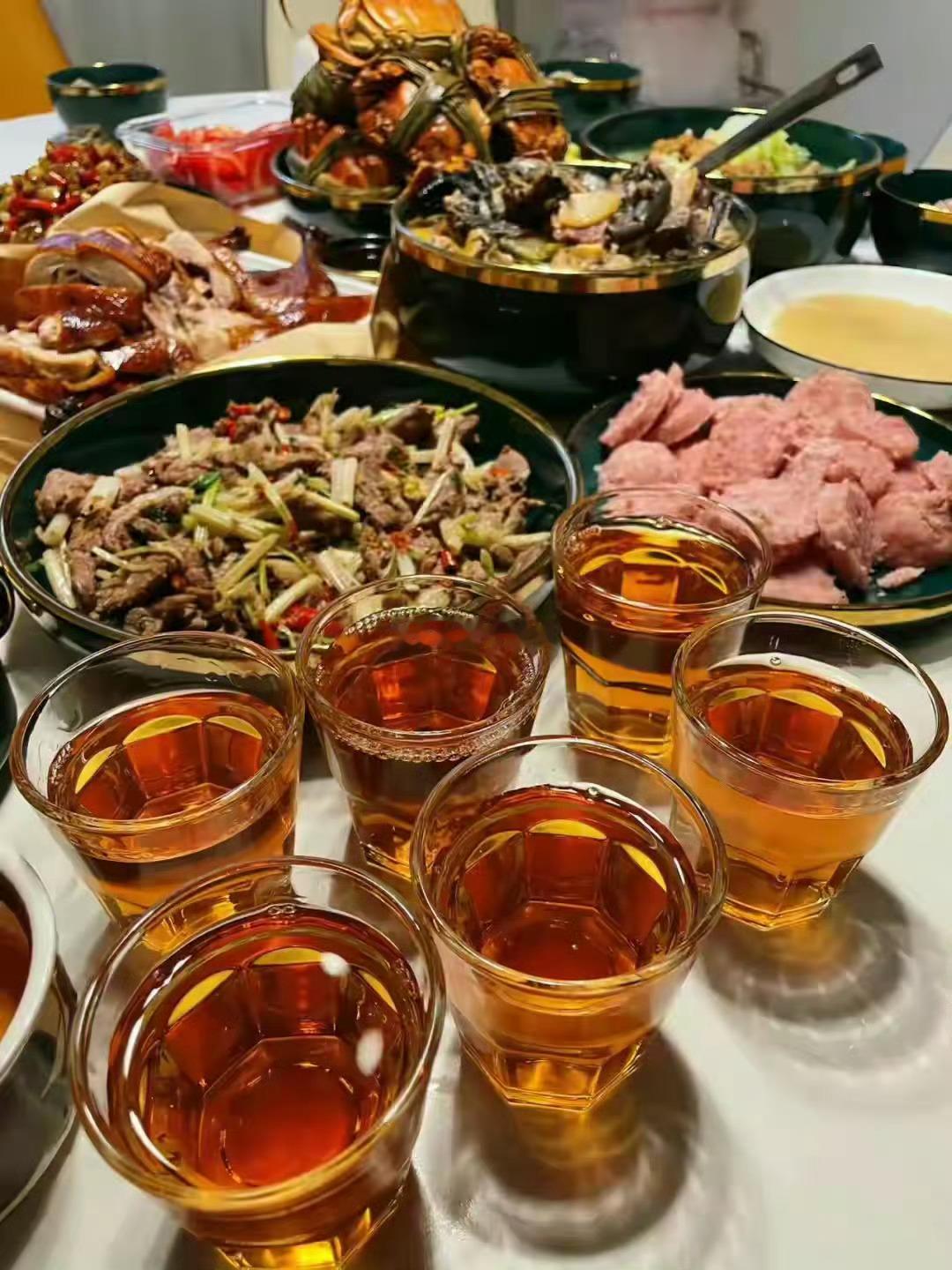 巨蟹座既纯情也能长久地维持一段关系，他们的爱情掺杂着母性特质，带有很深的控制欲，