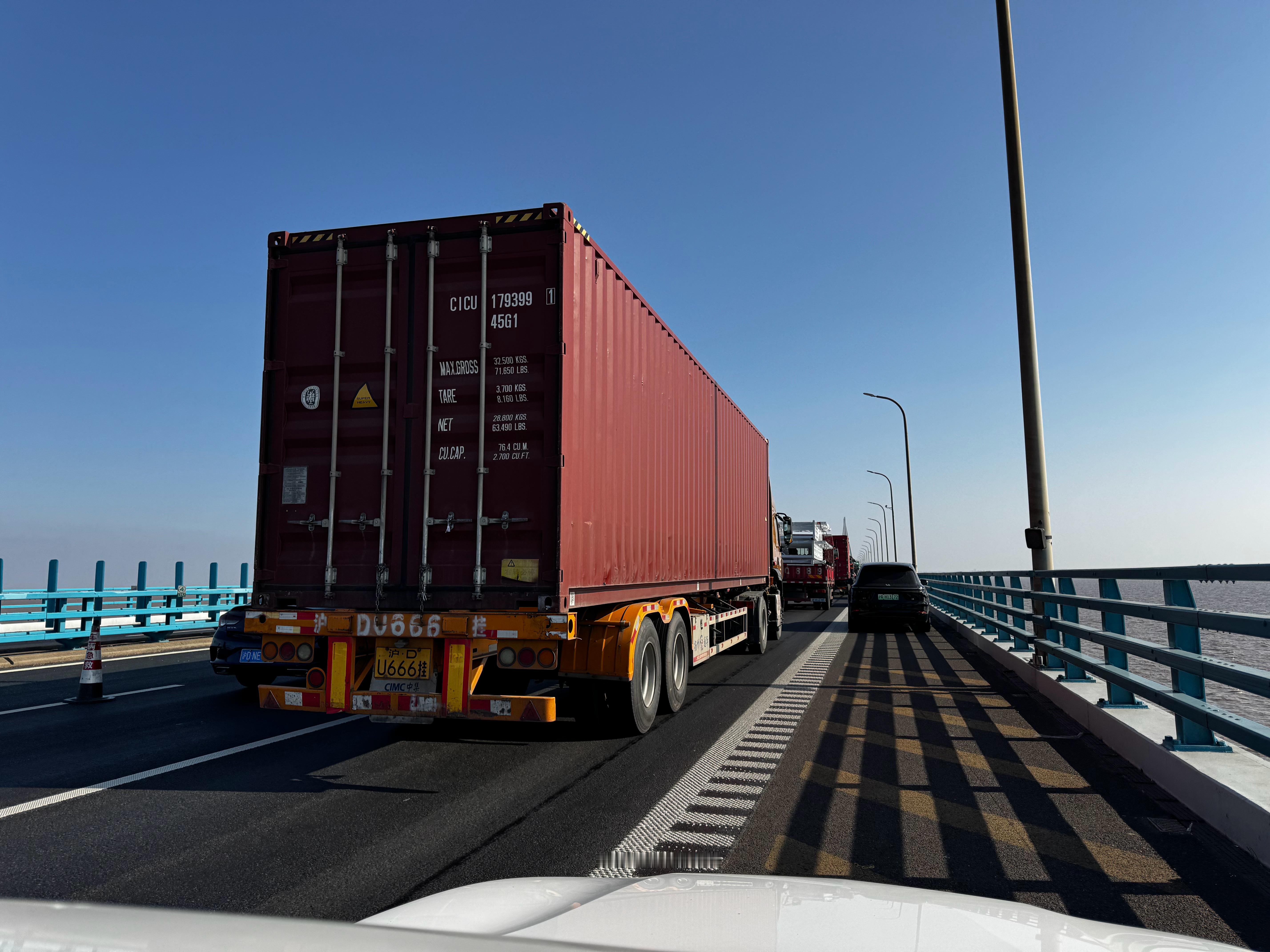 赶路途中偶遇了一个事故，希望后车车主没什么事吧…不过真别说南方高速这处理事故很人