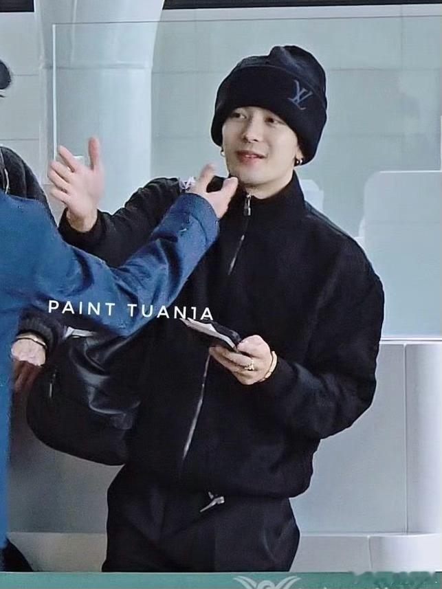 我就这样被王嘉尔帅到不行了怎么哪个角度看都这么萌呢孩子😭 王嘉尔[超话]  王