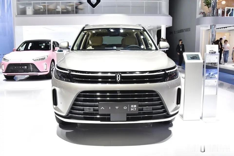 问界M7和小米汽车各有千秋。问界M7庄严稳重，多受中年人青睐；小米汽车灵动时尚，