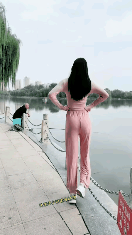 女子胆很大，在河边这样跳舞很危险的，万一出现意外怎么办？