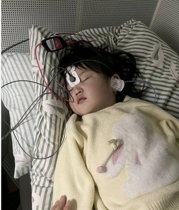 安徽被打的这个小女孩，妈妈发了一张她在医院的照片，头上贴着电极片

就因为在公交