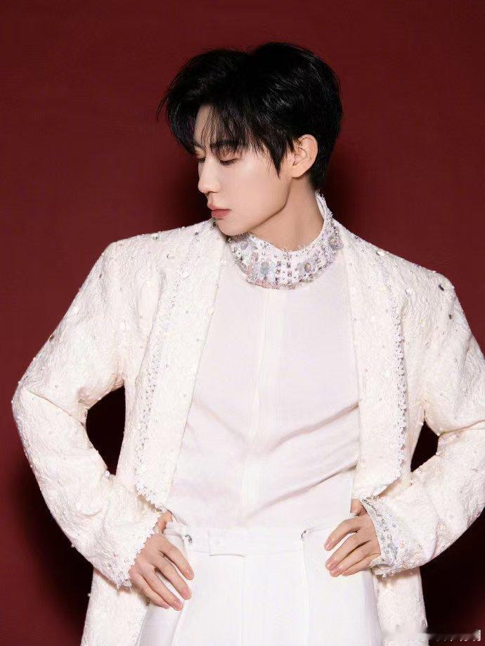 邵明明 粉丝想要粉丝得到 邵明明就是粉丝的宝藏偶像！见面会造型多变，签售又有全新