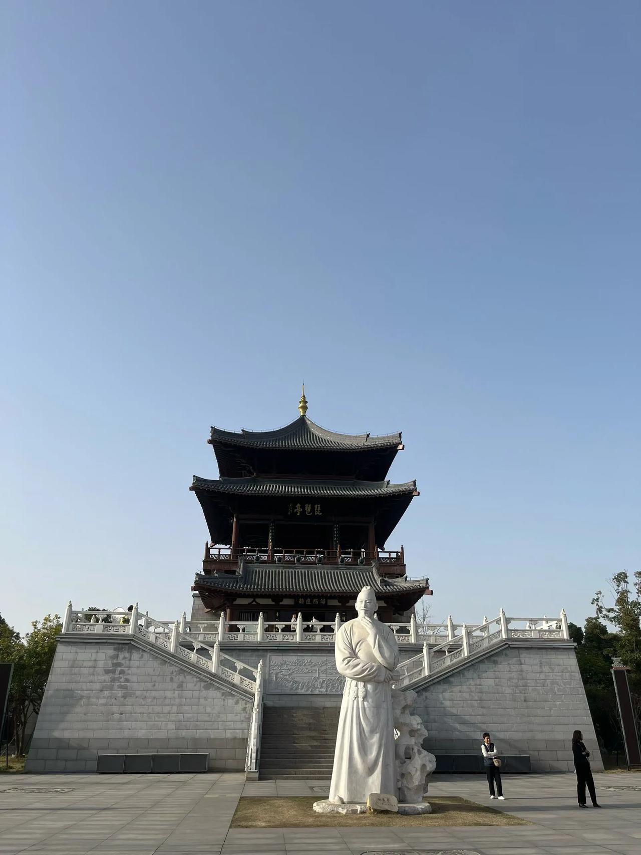 天南地北大拜年。新年的时候跑出去旅游是一种什么样的体验呢？应该是很舒服的感觉吧。