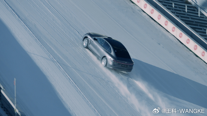 昊铂A800创史上最高最长雪地跳台极限爬坡纪录  广汽昊铂A800这次挑战雪如意
