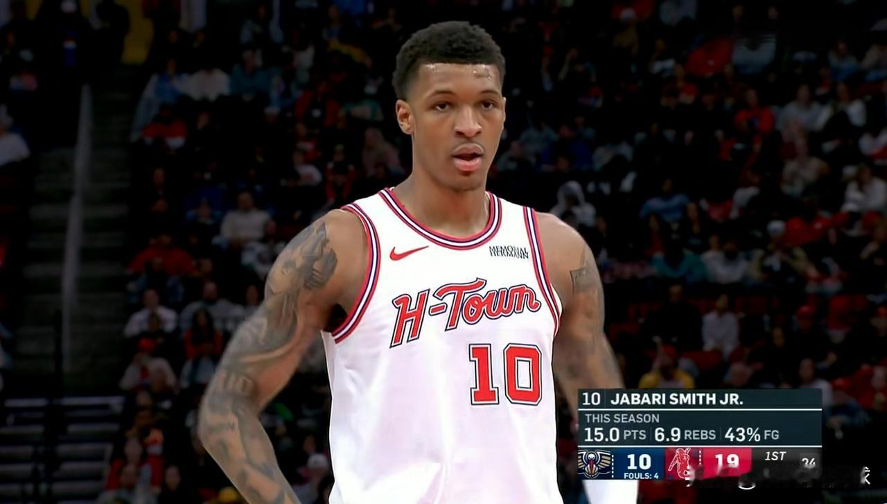 火箭大将小史密斯终于不拉胯了！在今天火箭主场迎战鹈鹕的比赛中，目前双方的第一节比