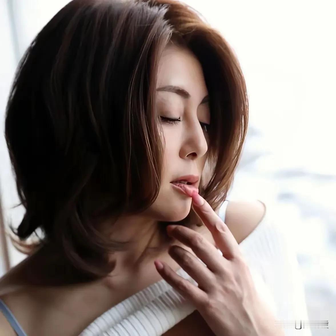 轻抚朱唇，似有情思。