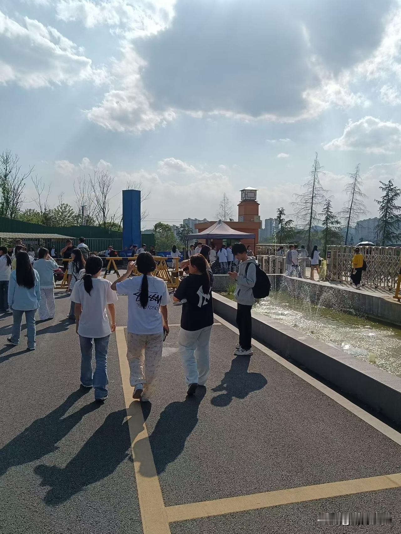 周末出校门点名，是守护，更是责任。每一次清点人数，都是为了筑牢校园安全防线；每一