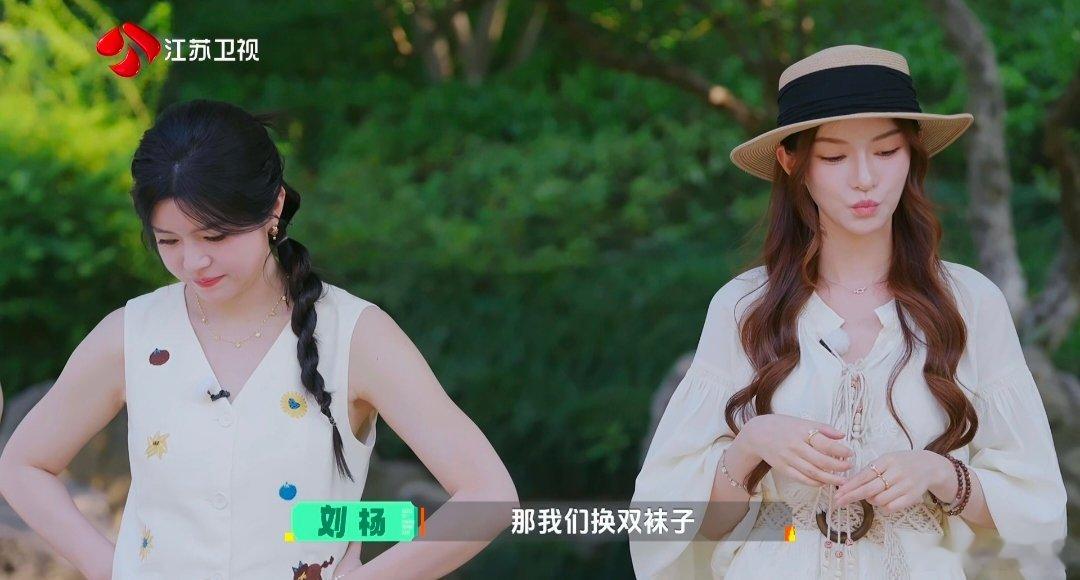 陈妍希说夏之光换袜子变猴子了夏之光被地面烫出猴叫 看着夏之光蹦来蹦去躲烫，陈妍希