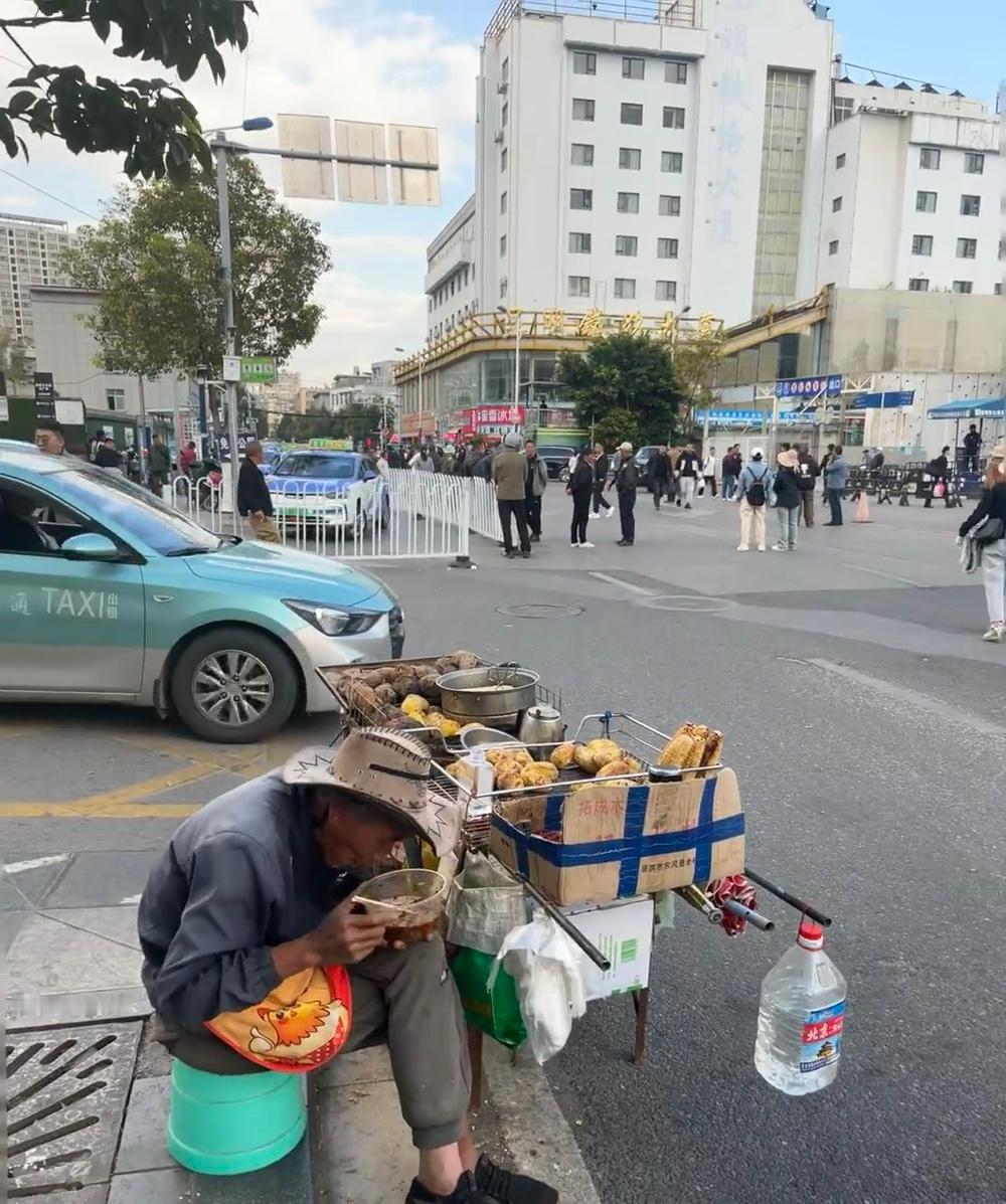 上班路上看到的老爷爷！你会买吗？
人间太多的疾苦，谁都不容易、看着老爷爷憔悴的脸
