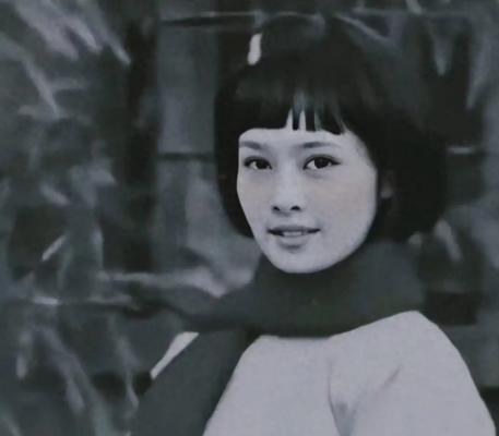 1931年厦门刑场，身怀8个月身孕的梁慧贞，取下手腕上的表，交给行刑的人，说别打
