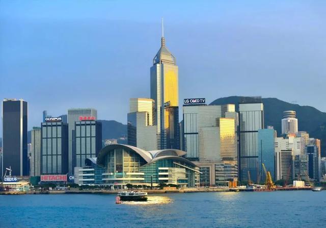 经常刷到国内去旅游的还是那里工作的，部分港人听见说普通话的就表现出一种歧视、不屑