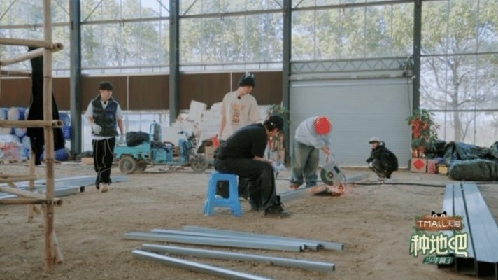 种地吧全员锯钢管变聋的传人 谁能够懂我看到《种地吧》这一段笑得多么大声，全员锯钢
