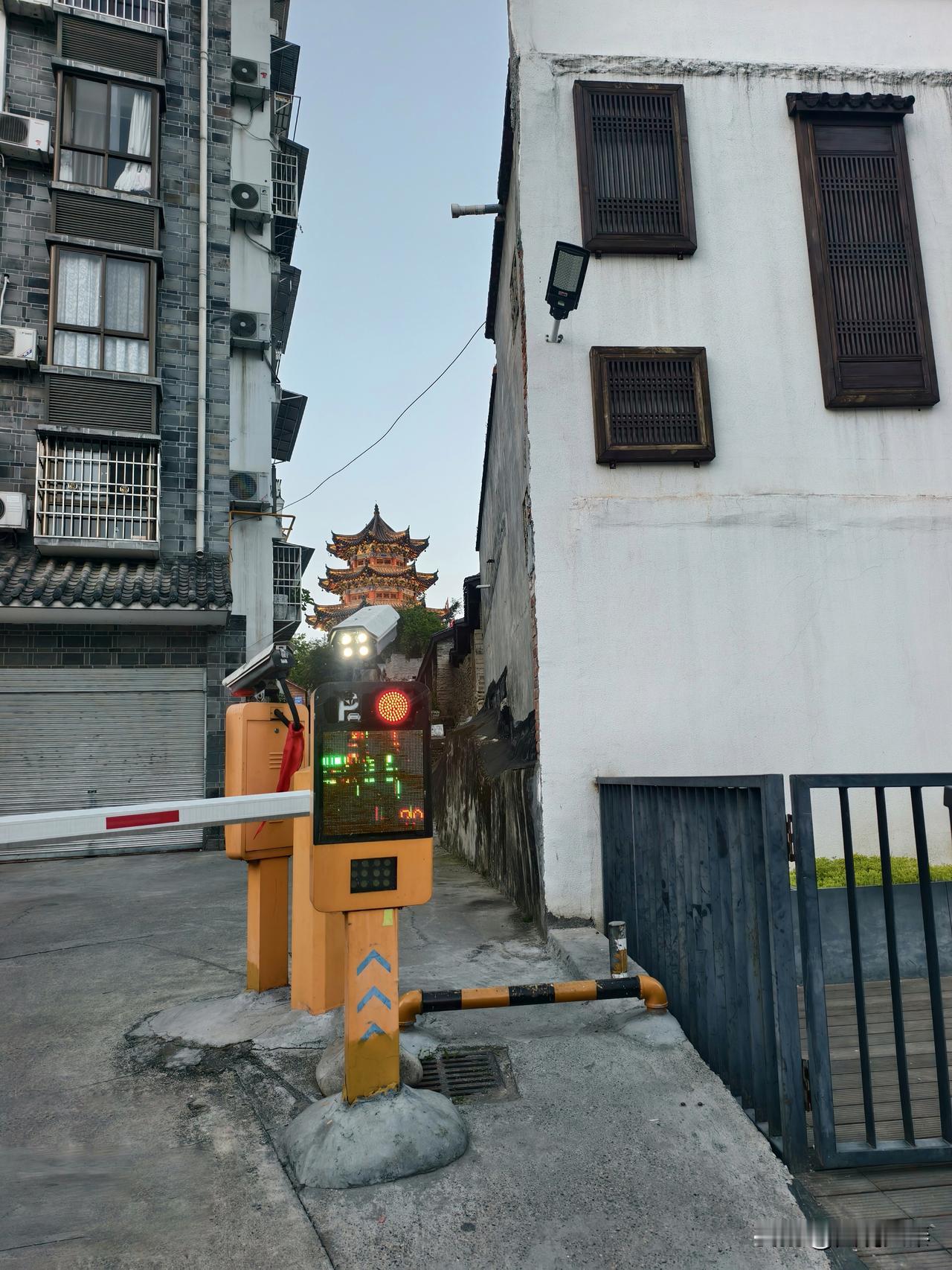 每日一图随手拍石泉老街东门外这边人流量特别大，然后这个小区就把这个地方拦着，包括