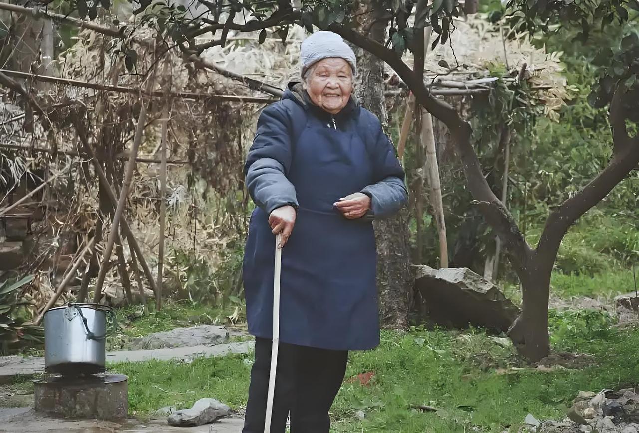 60岁老人每天走一万步，这事得具体情况具体分析。通常60岁老人每天走6000 -