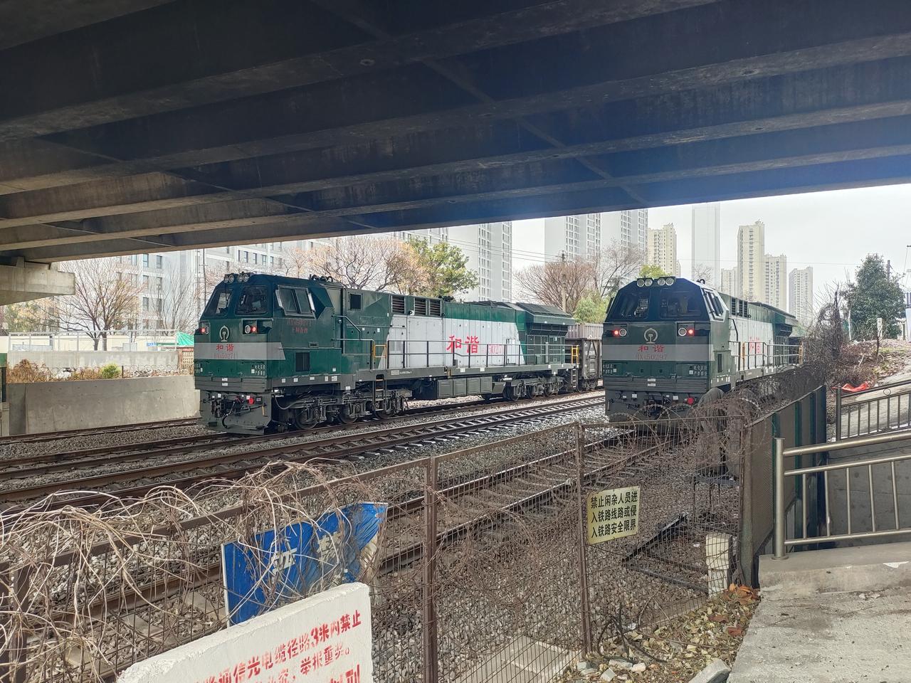 同向停靠两台和谐内五