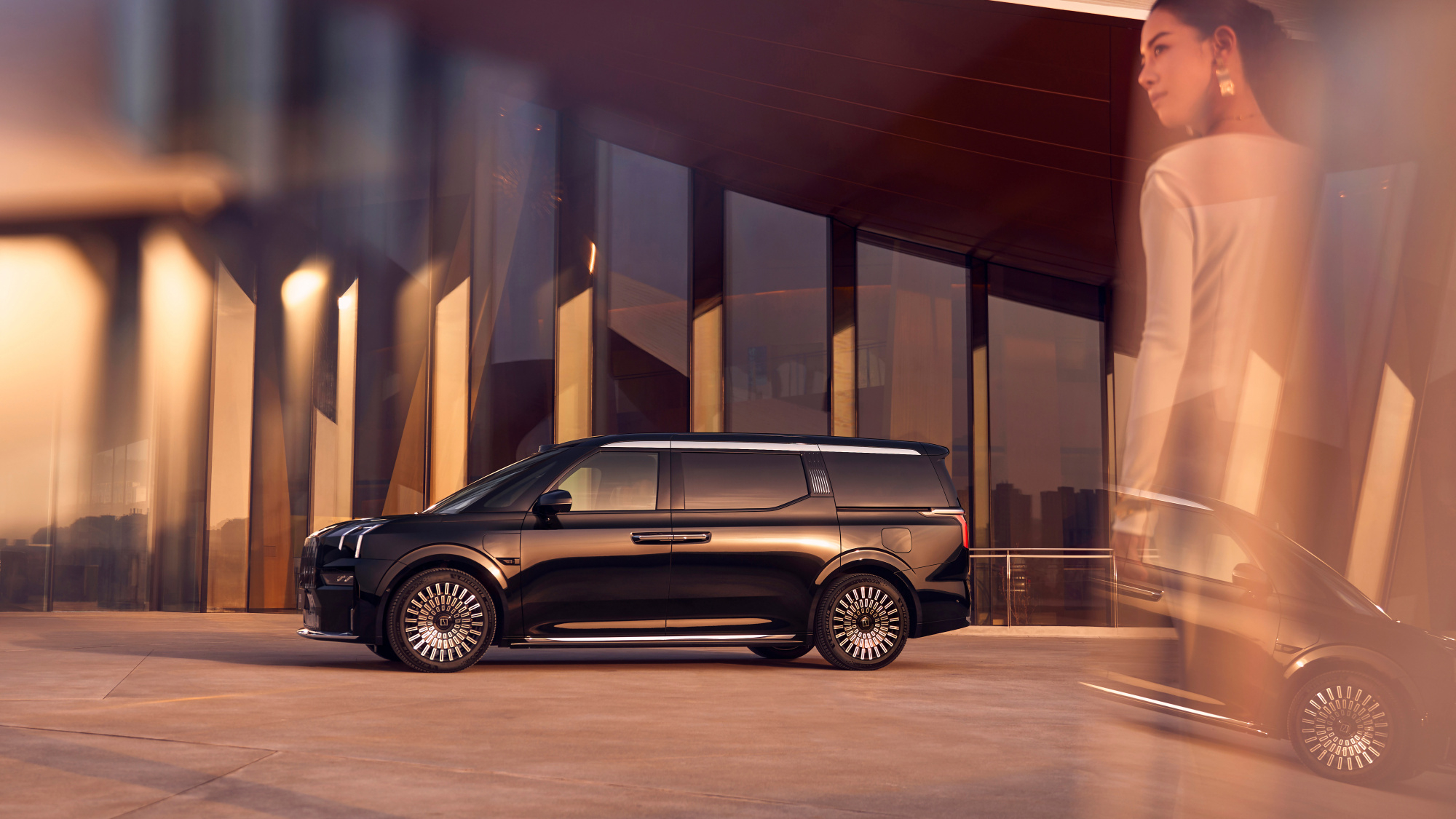 焕新极氪009“齐家版”的野心，不止于造一台MPV，而是为当代精英立一方“移动的