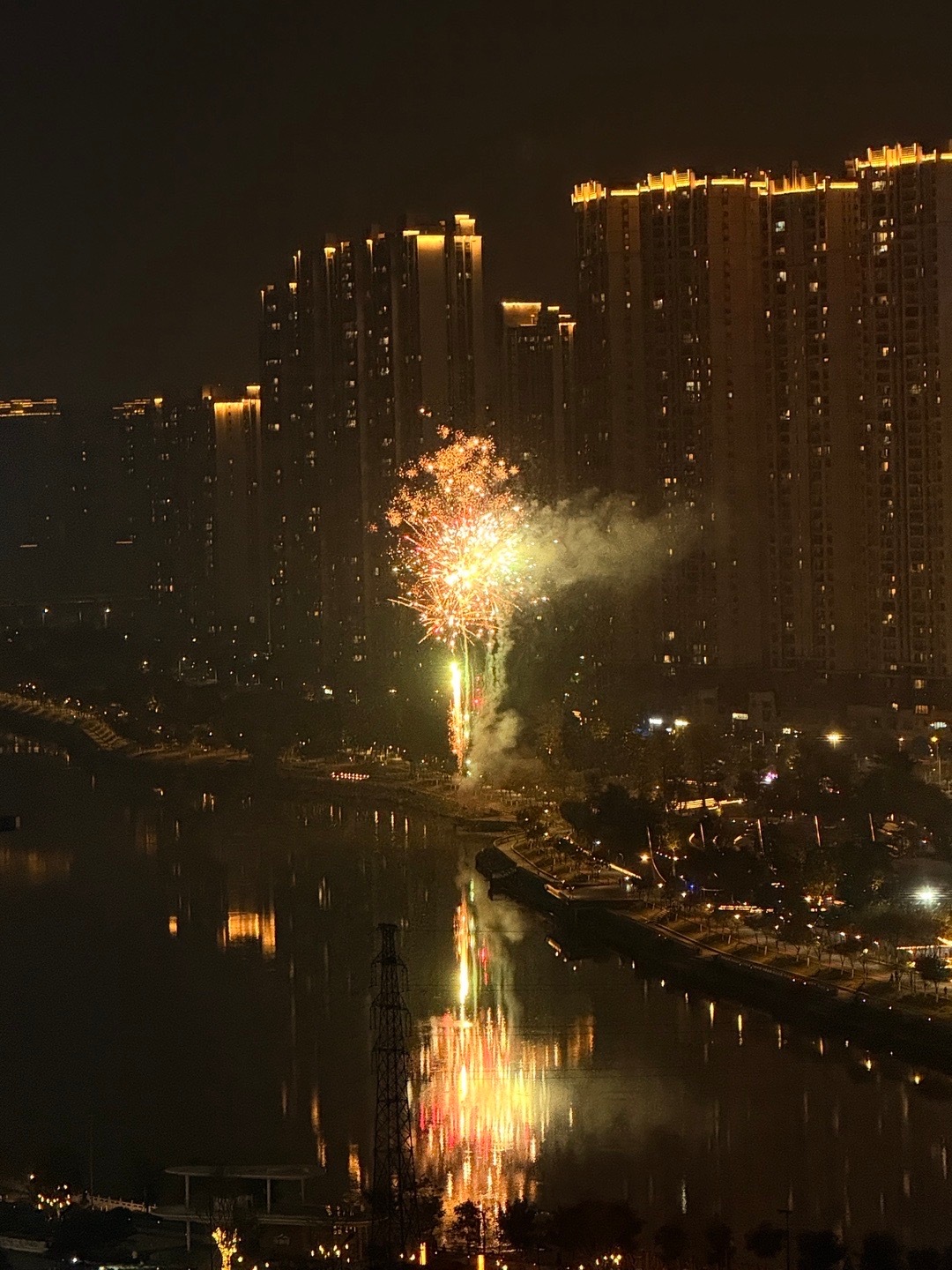 楼下在放烟花诶 新年快乐 小宝宝们 