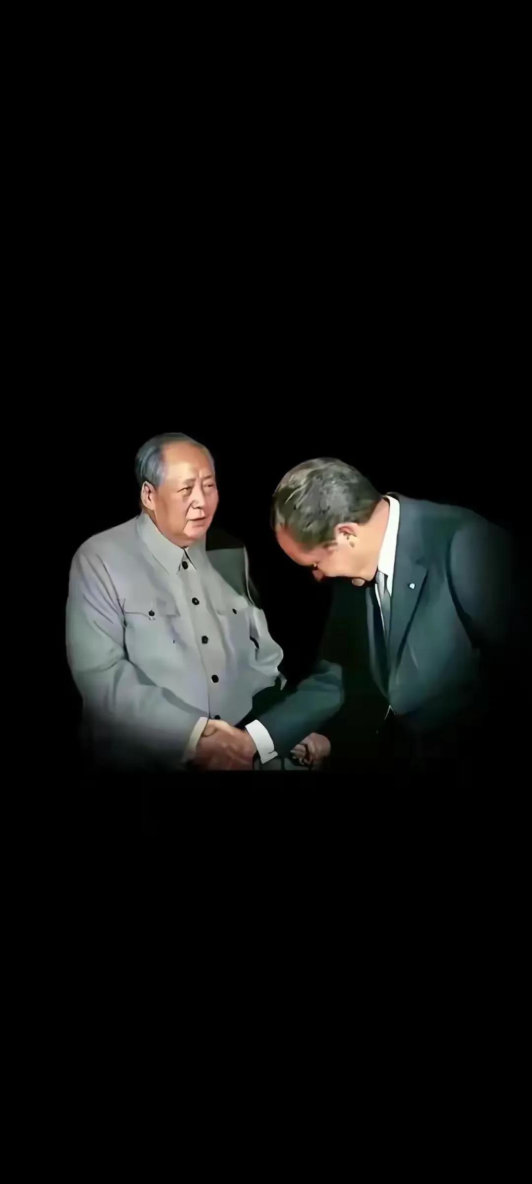 【七律.伟人三首】
【七律一·咏毛主席】
风摇酥雨凌霄宇，菊舍书香映半肩。
但见