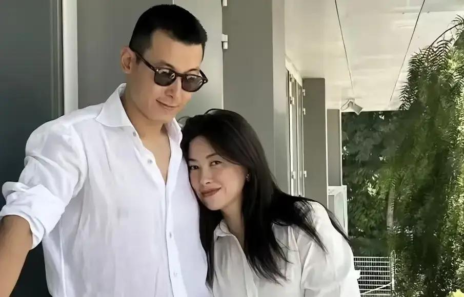 42岁朱珠一口气晒了18张照片，全是自己，一张老公孩子都没带。

深夜，她发了一
