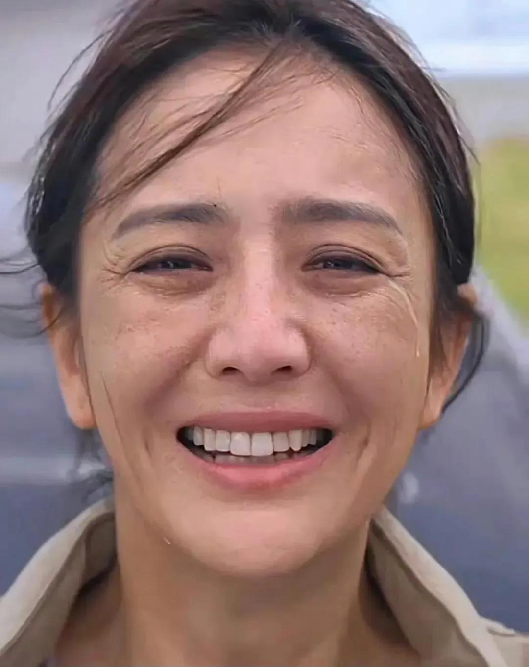 佟丽娅哭起来跟笑似的，敢于化农村妆往丑里化，且使劲怼脸拍，就是一个好演员