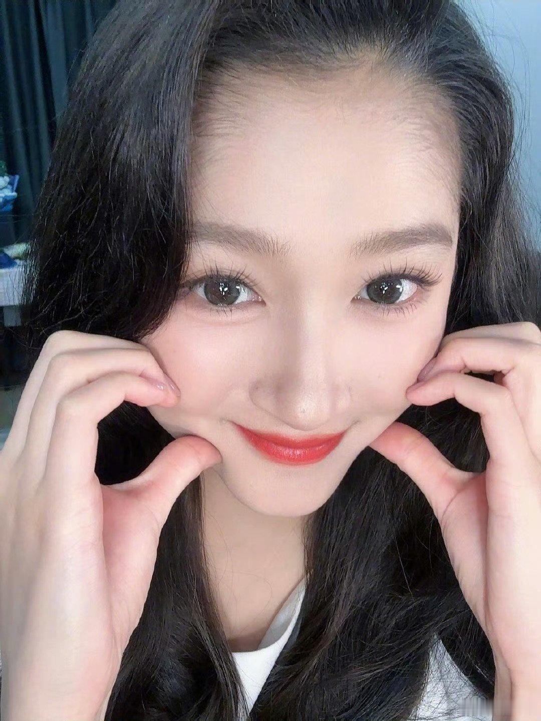 关晓彤晒新美甲live图关晓彤做了新美甲 关晓彤把新做的美甲360度展示，这美甲