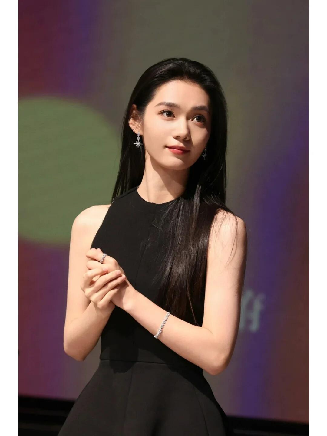 段奥娟她真的变化好大段奥娟现在真是气质出来了，好端庄大气啊， ​​​