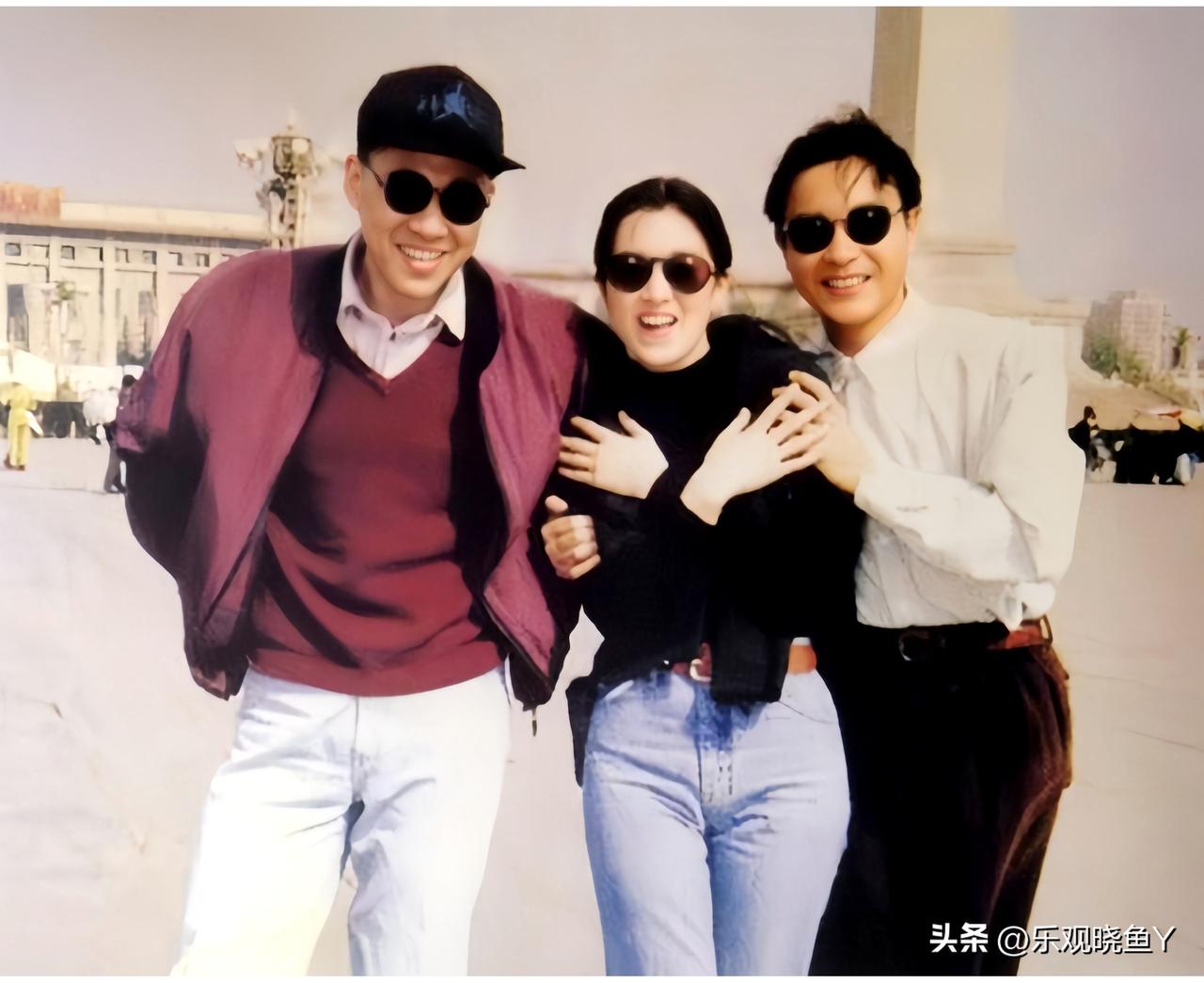 一九九二年，北京，张丰毅与巩俐和张国荣的合影。彼时张丰毅三十六岁，巩俐二十七岁，